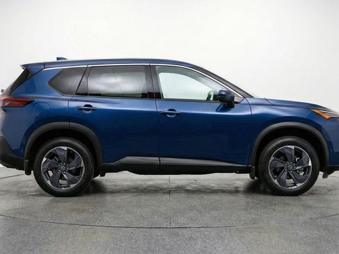 Used 2025 Nissan Rogue SV FWD image 11