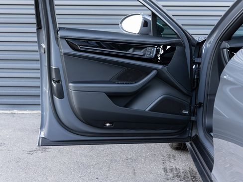 Used 2025 Porsche Panamera 4 E-Hybrid image 21