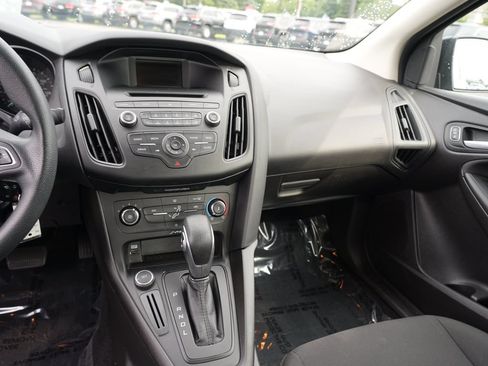 Used 2017 Ford Focus SE FWD image 17