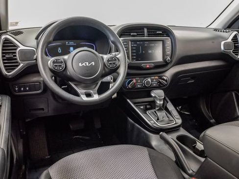 Used 2025 Kia Soul LX w/ LX Technology Package FWD image 7