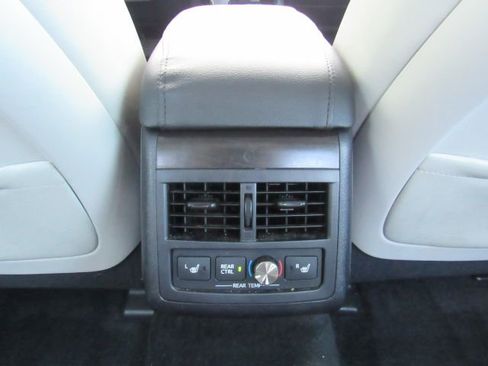 Used 2018 Toyota Avalon Limited image 25