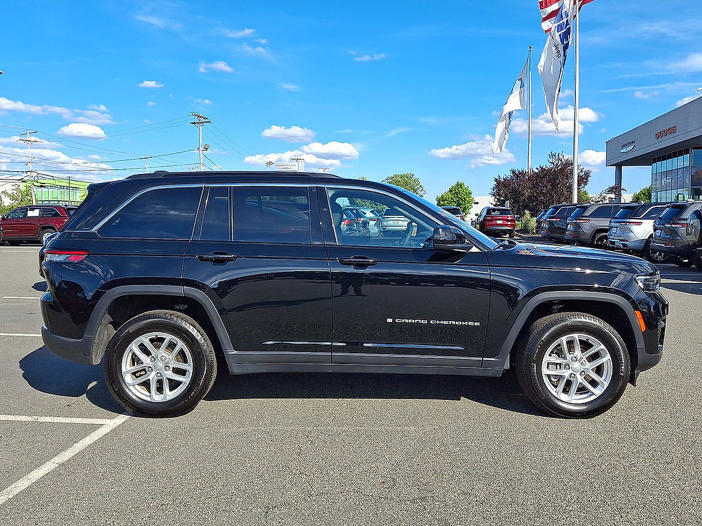 Used 2024 Jeep Grand Cherokee Laredo X AWD/4WD image 32
