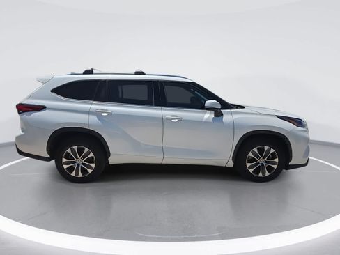 Used 2021 Toyota Highlander XLE FWD image 9