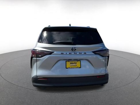 Used 2023 Toyota Sienna XLE FWD image 10