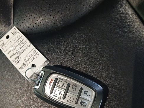 Used 2024 Chrysler Pacifica Touring-L FWD image 38