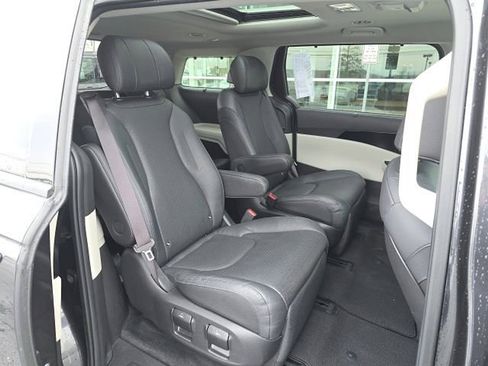 Used 2023 Kia Carnival SX Prestige image 18