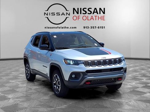 Used 2025 Jeep Compass Trailhawk AWD/4WD image 31