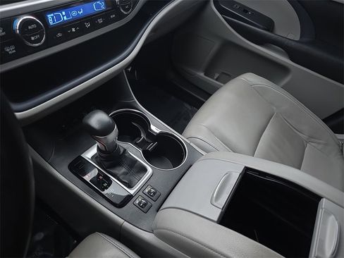Used 2017 Toyota Highlander XLE image 30