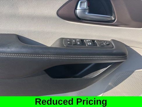 Used 2023 Chrysler Voyager LX FWD image 13