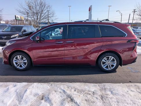 Used 2022 Toyota Sienna Limited image 4