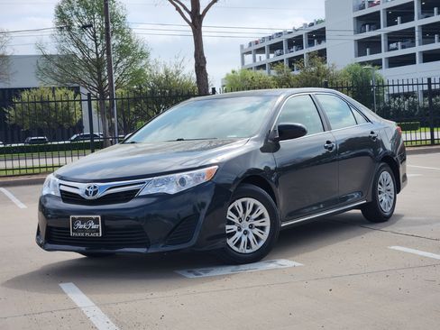 Used 2013 Toyota Camry LE image 1