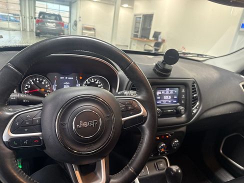 Used 2017 Jeep Compass Latitude FWD image 3