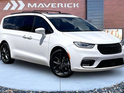 Used 2022 Chrysler Pacifica Limited w/ Uconnect Theater Family Group