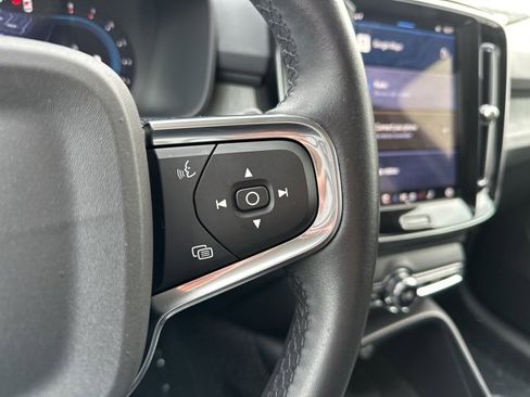 Certified 2025 Volvo XC40 B5 Core image 27