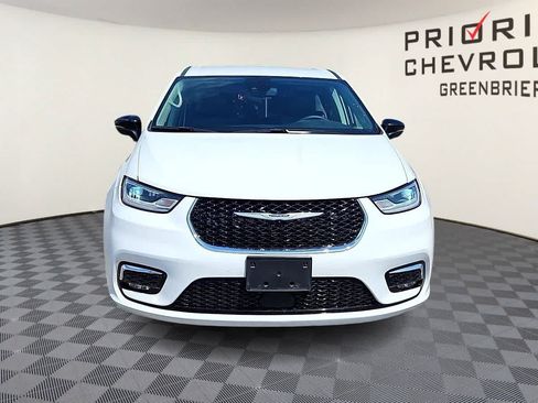 Used 2024 Chrysler Pacifica Touring-L FWD image 3