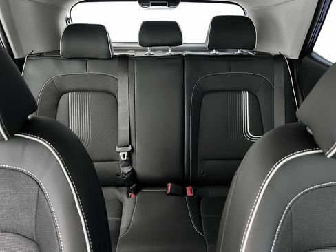 Used 2025 Hyundai Venue Limited image 18