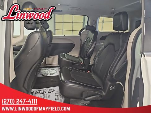 Used 2024 Chrysler Pacifica Touring-L FWD image 11