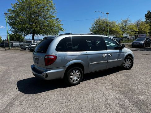 Used 2006 Chrysler Town & Country Touring FWD image 3