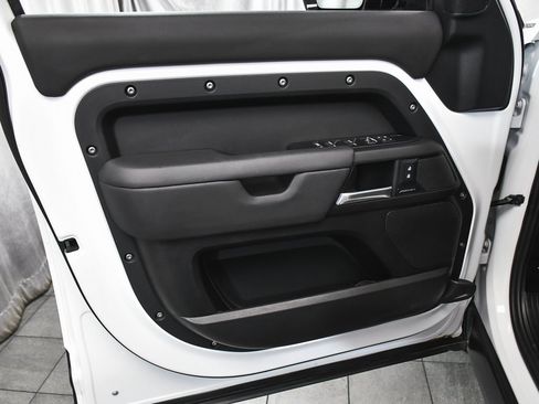 Used 2025 Land Rover Defender 110 S image 9