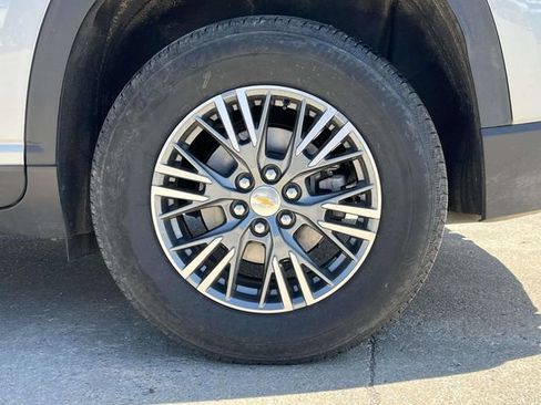 Used 2024 Chevrolet Traverse LT image 11