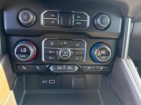 Used 2022 Chevrolet Tahoe Z71 w/ Z71 Off-Road Package AWD/4WD image 18