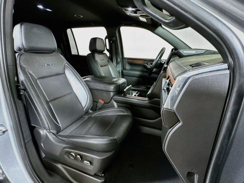 Used 2025 GMC Yukon XL Denali AWD/4WD image 28