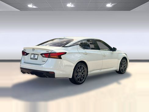 Used 2023 Nissan Altima 2.0 SR FWD image 9