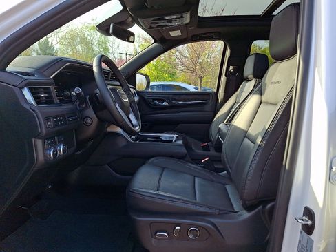 Used 2023 GMC Yukon XL Denali AWD/4WD image 15