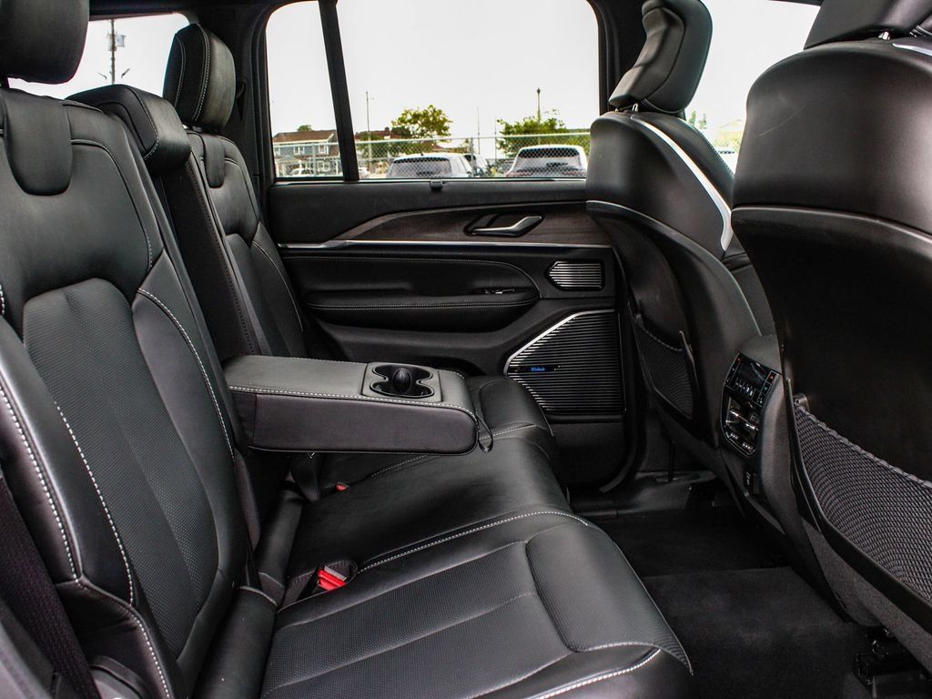 Used 2023 Jeep Grand Cherokee Overland w/ Luxury Tech Group IV AWD/4WD image 40