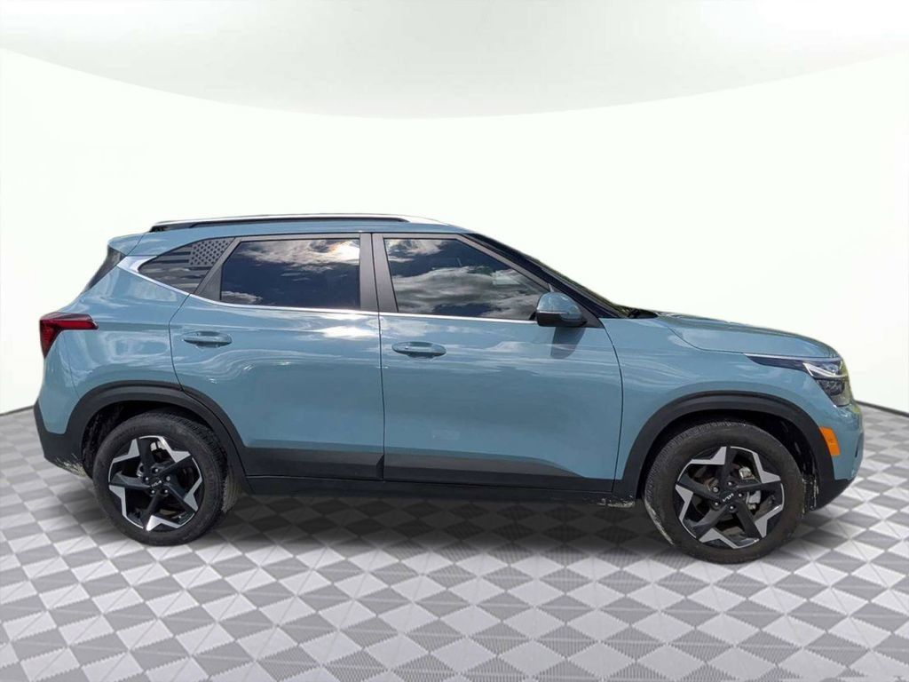 Used 2025 Kia Seltos EX FWD image 2
