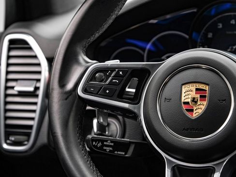 Used 2023 Porsche Cayenne S Platinum w/ Premium Package Plus image 17