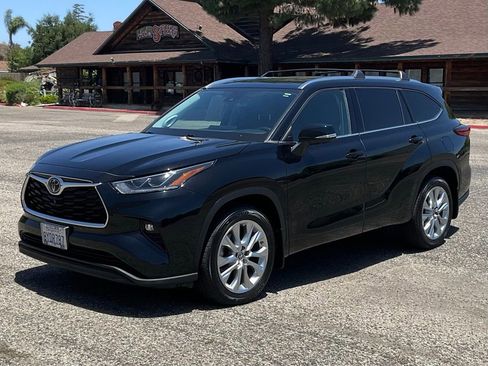 Used 2021 Toyota Highlander Limited FWD image 2