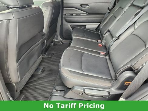 Used 2025 Nissan Pathfinder SL FWD image 23
