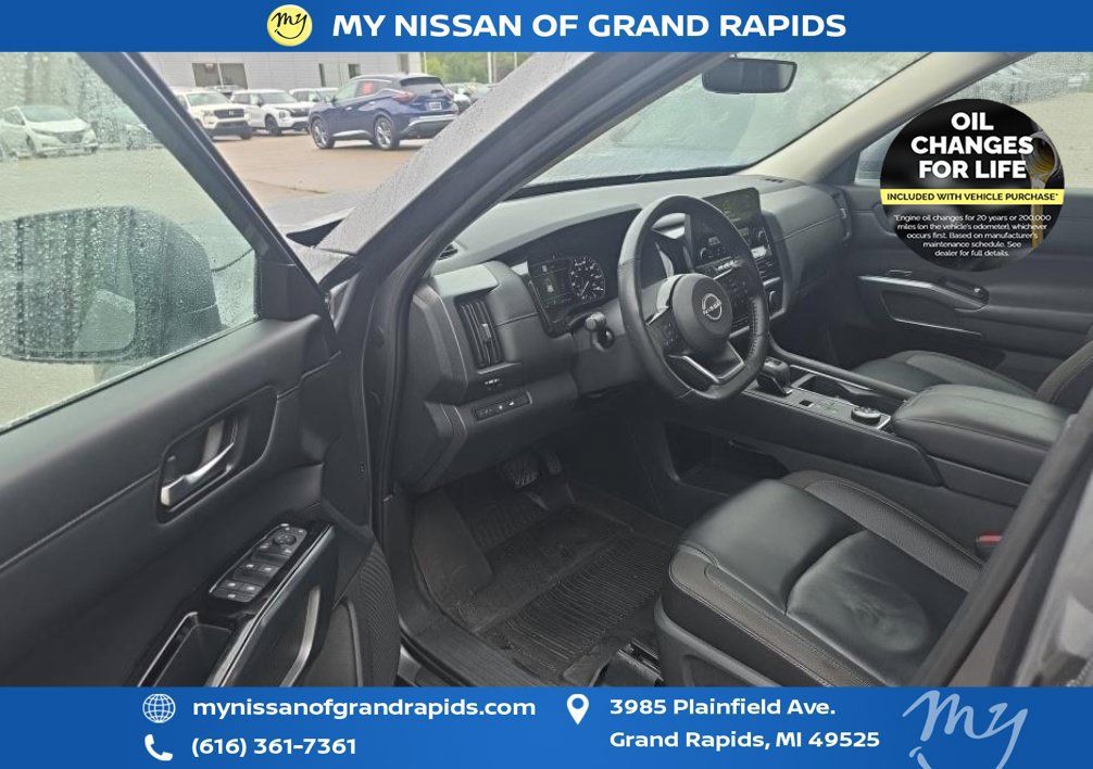Used 2024 Nissan Pathfinder SL w/ Black Appearance Package AWD/4WD image 9