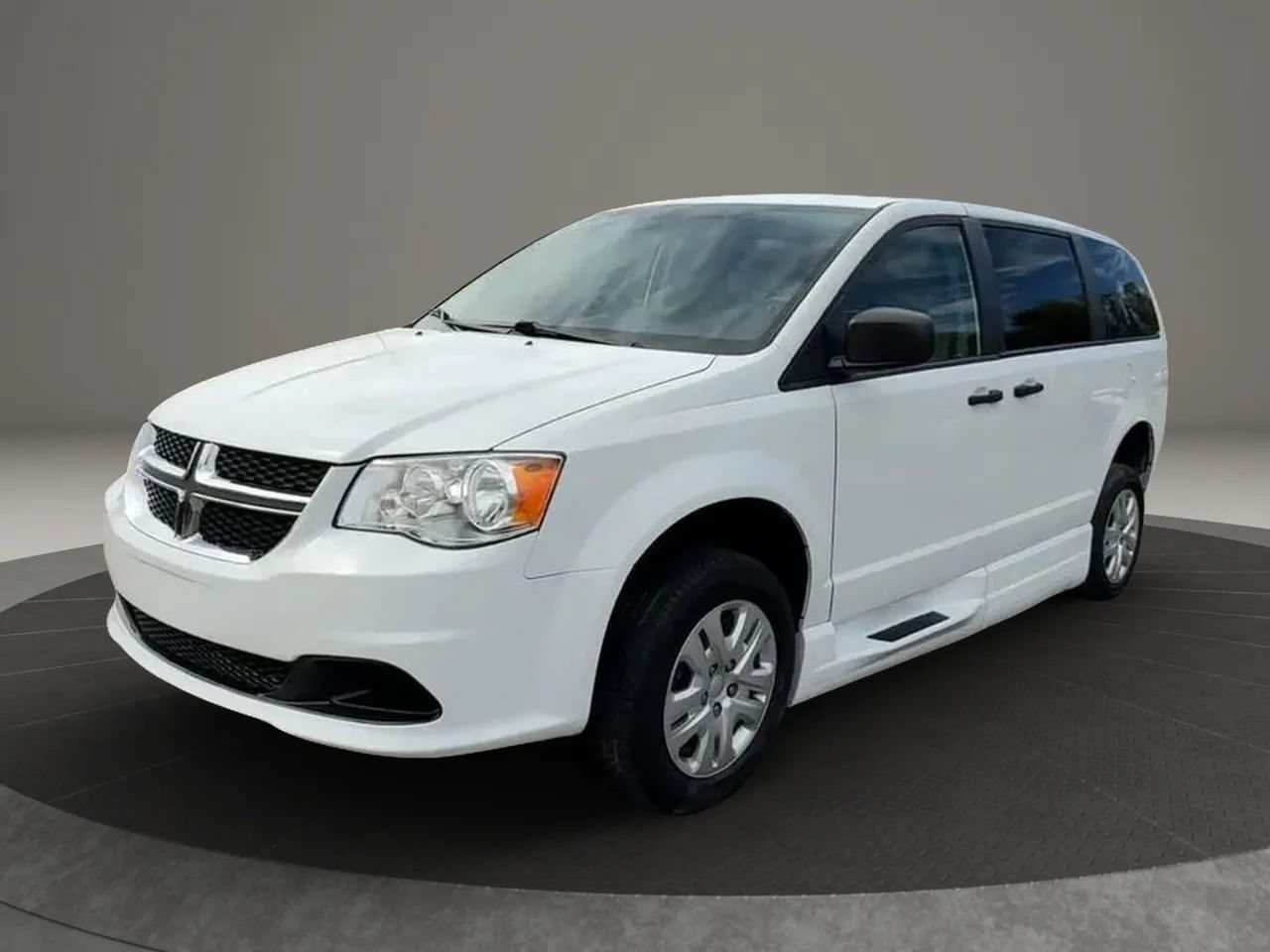 Used 2019 Dodge Grand Caravan SE FWD image 3