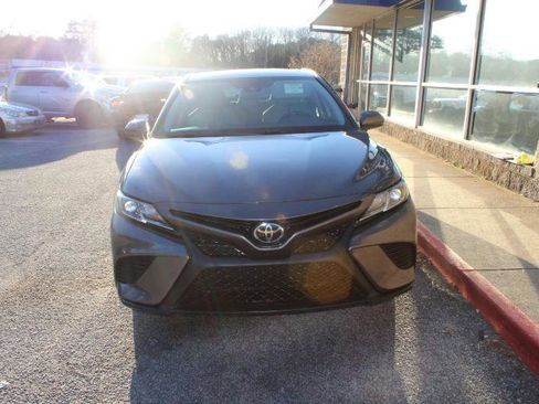 Used 2020 Toyota Camry SE image 2