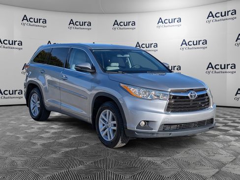 Used 2014 Toyota Highlander LE image 2
