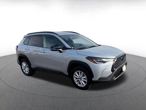 Used 2025 Toyota Corolla Cross LE image 2
