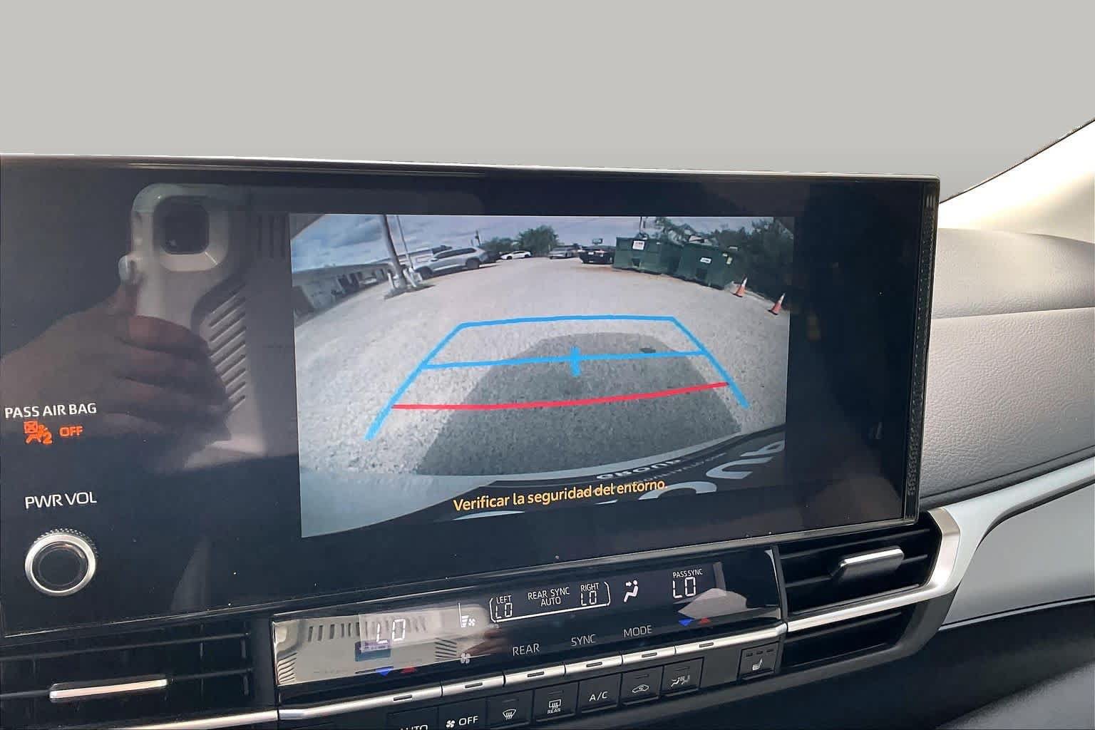 Used 2025 Toyota Sienna XLE FWD image 25