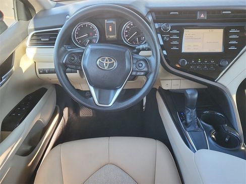 Used 2018 Toyota Camry LE image 11