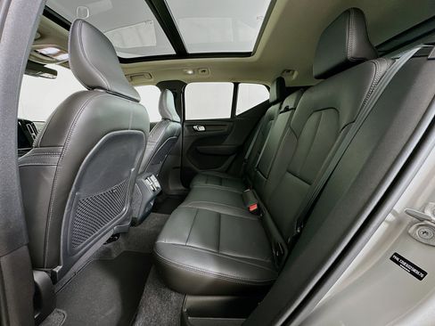 Used 2025 Volvo XC40 B5 Plus image 28