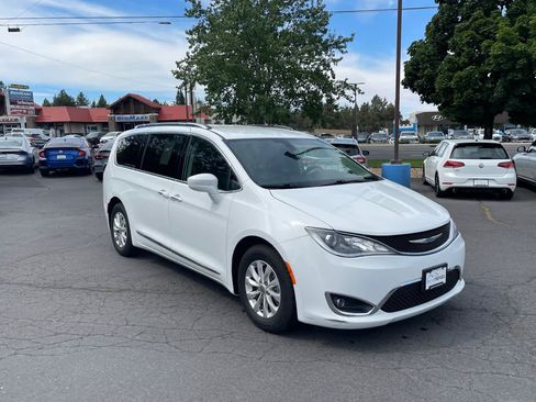 Used 2018 Chrysler Pacifica Touring-L FWD image 7
