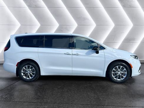 New 2026 Chrysler Pacifica Select image 7