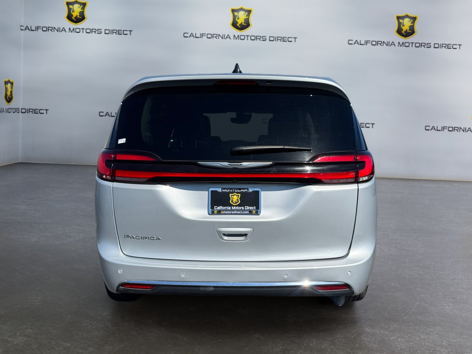 Used 2024 Chrysler Pacifica Touring-L FWD image 4