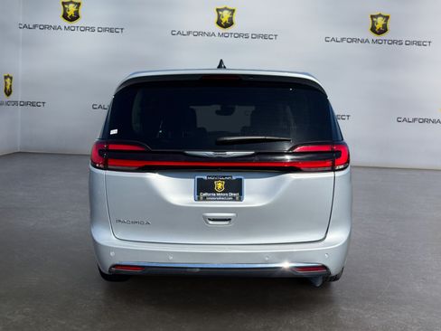 Used 2024 Chrysler Pacifica Touring-L FWD image 4