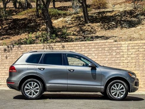 Used 2013 Volkswagen Touareg Sport image 13