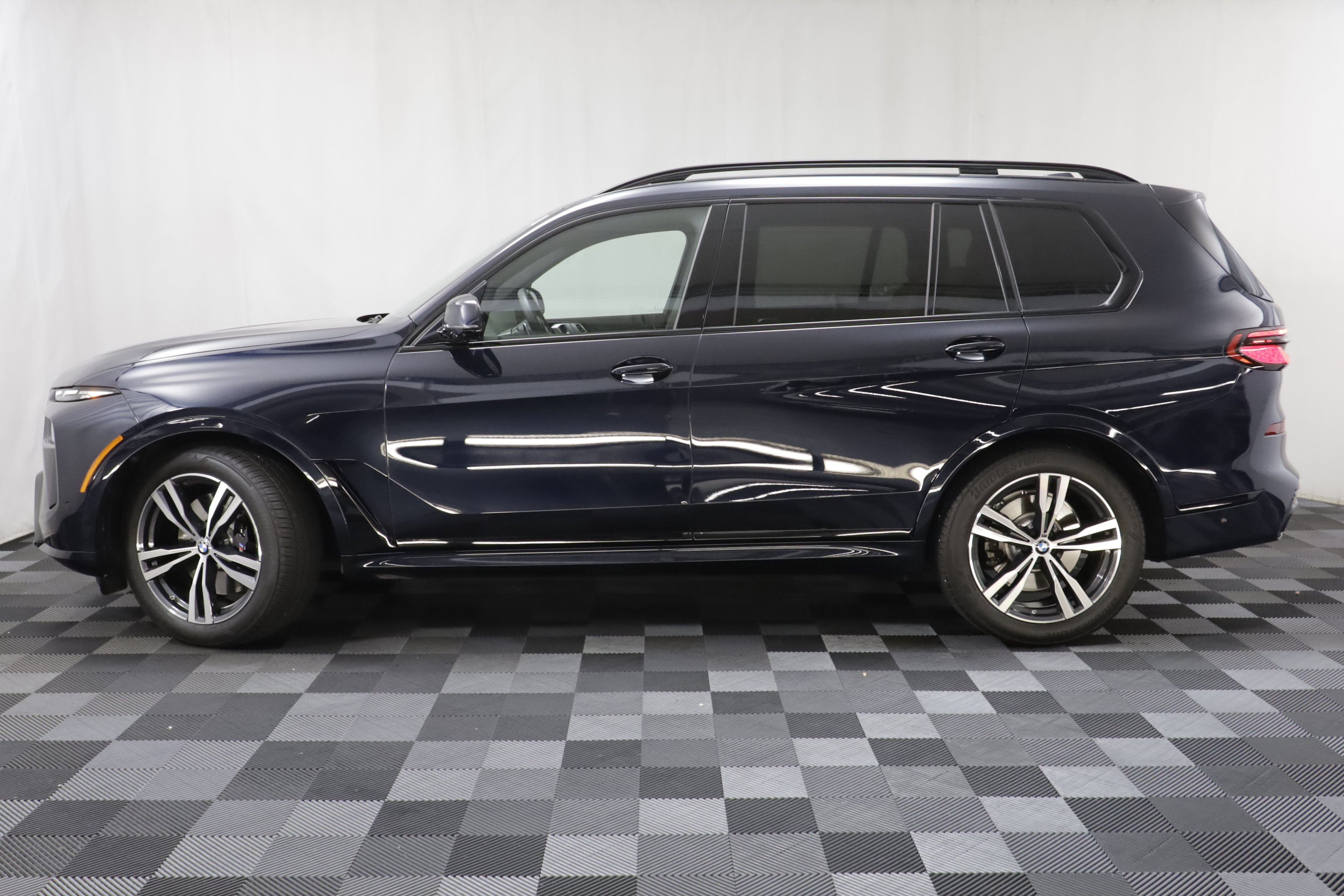 Used 2026 BMW X7 xDrive40i w/ M Sport Package AWD/4WD image 4