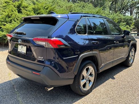 Used 2021 Toyota RAV4 XLE Premium AWD/4WD image 5