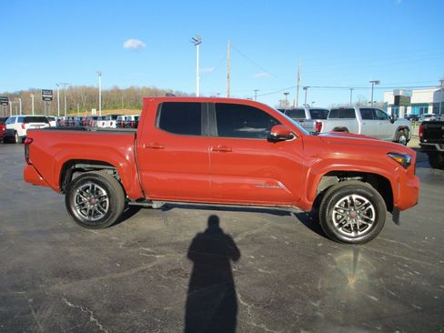 Used 2025 Toyota Tacoma TRD Sport image 4