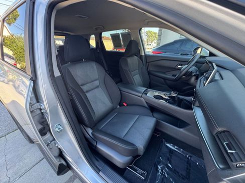 Used 2025 Nissan Rogue SV image 37